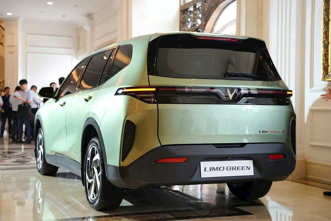 VinFast Limo Green - 2