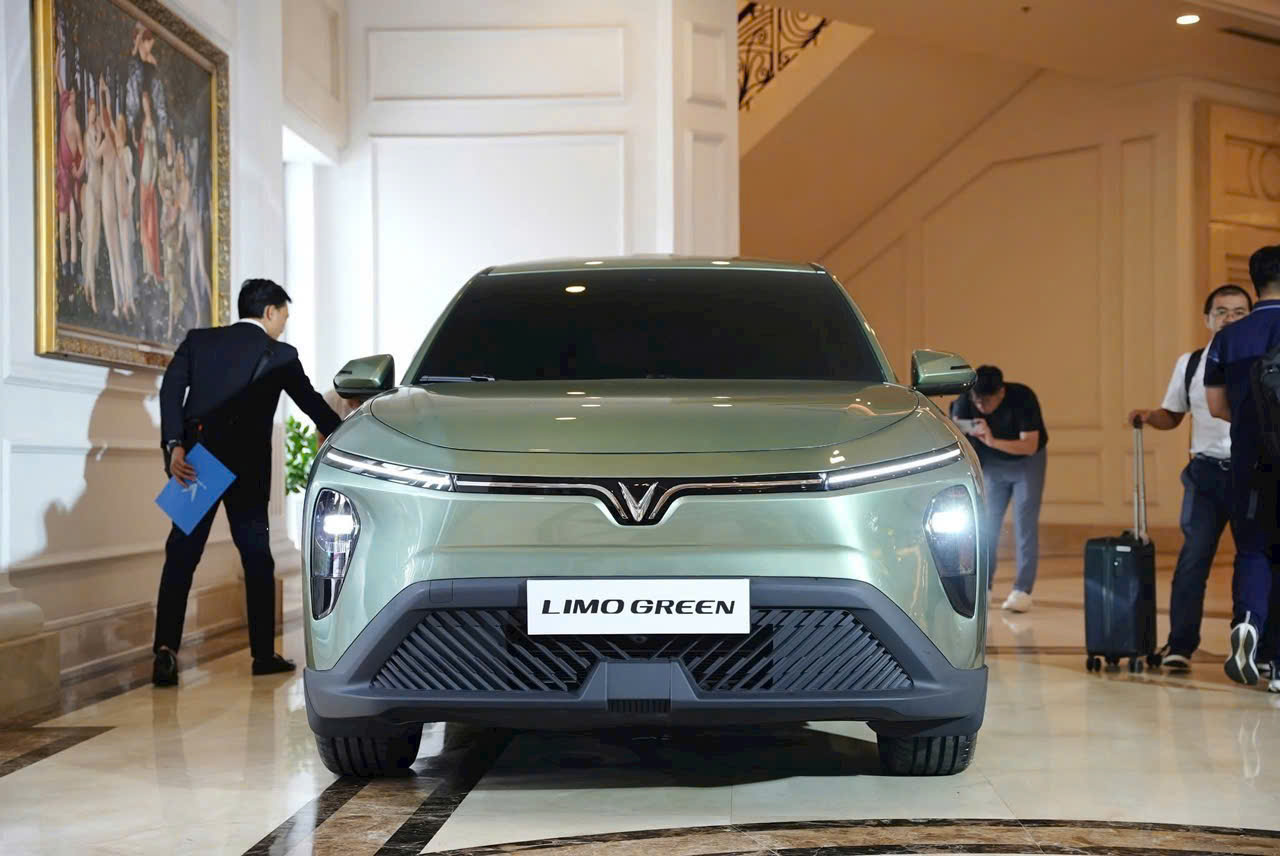 VinFast Limo Green - 4