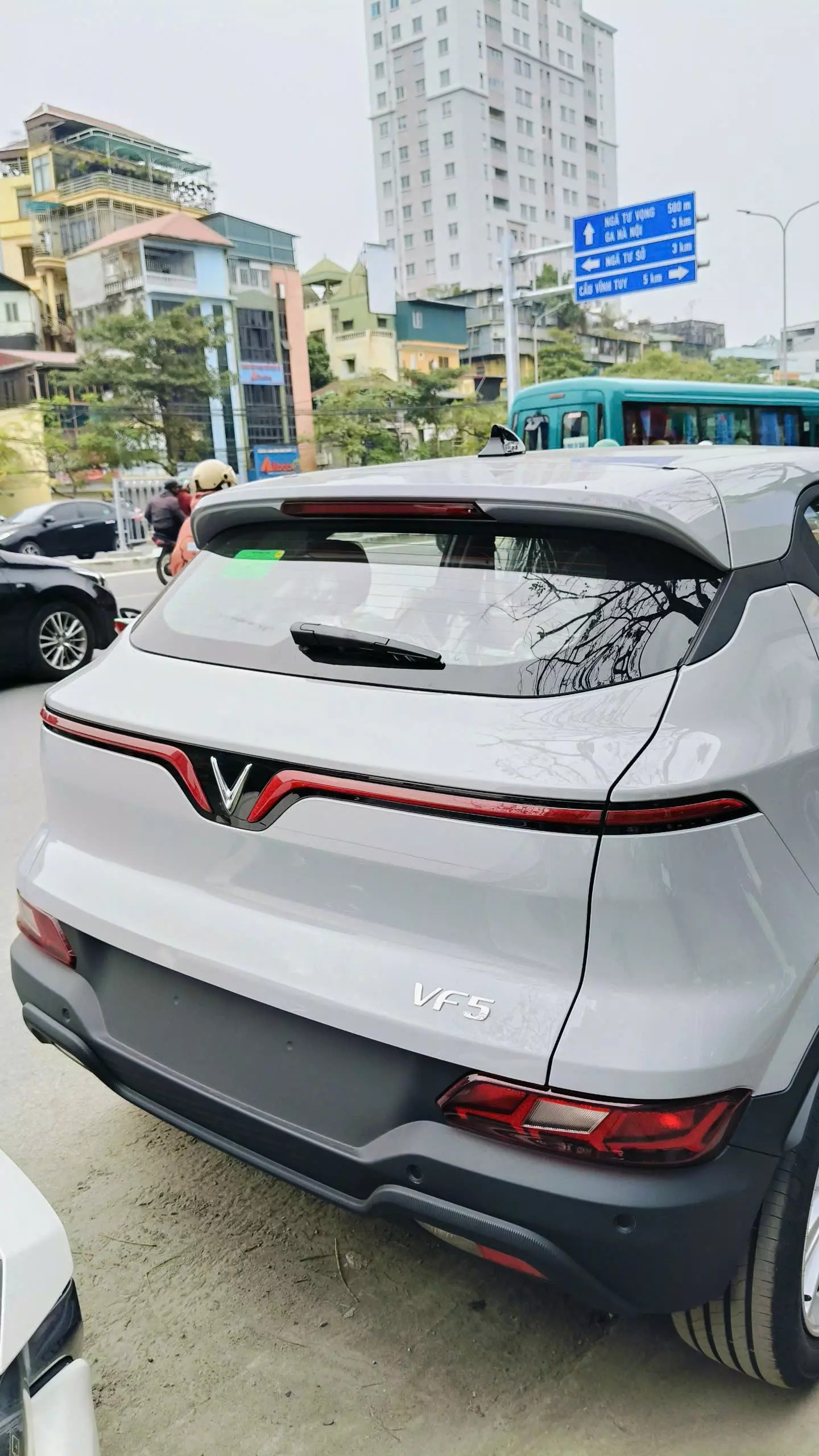 Thiết kế góc cạnh, đậm chất SUV ở khu vực đuôi xe VinFast VF 5.